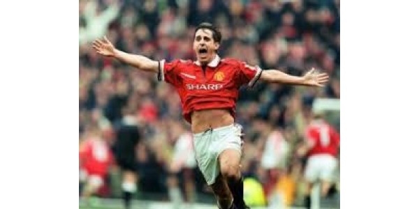Neville e Carragher usam a camisa da equipe da casa um do outro